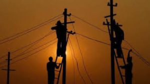 बिजली कटौती से परेशान विधायक ने काटा अधिकारियों का कनेक्शन 