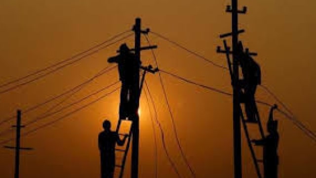 बिजली कटौती से परेशान विधायक ने काटा अधिकारियों का कनेक्शन 