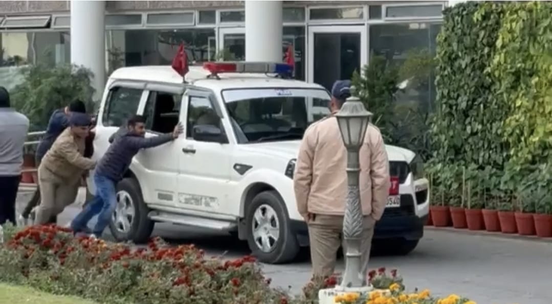 मुख्यमंत्री काफिले में लापरवाही, पायलट कार धक्के से स्टार्ट, ड्राइवर