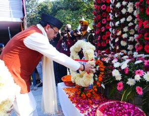 मुख्यमंत्री ने विजय दिवस पर शहीद स्मारक में पुष्पचक्र अर्पित