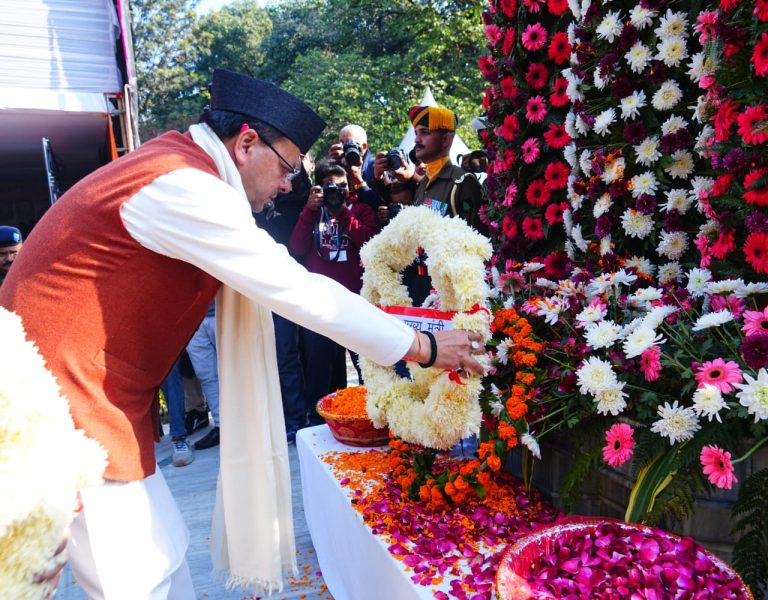 मुख्यमंत्री ने विजय दिवस पर शहीद स्मारक में पुष्पचक्र अर्पित