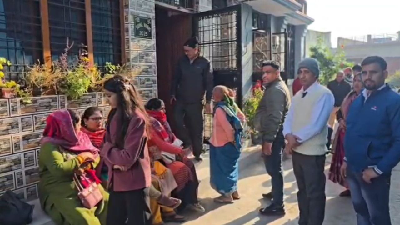 रामनगर के पीरूमदारा में बड़ी चोरी, परिवार बेहाल; चोरों ने जेवर-नकदी के साथ घर की मिठाई भी उड़ाई