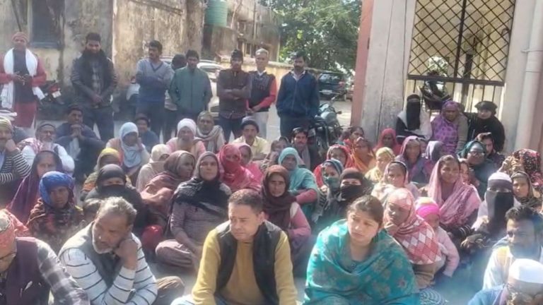 रामनगर में अतिक्रमण हटाने के बाद हाहाकार: बेघर परिवारों के पुनर्वास की मांग तेज, विधायक-SDM को सौंपा ज्ञापन