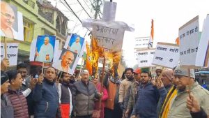 रामनगर में मनरेगा के नाम पर सियासी जंग, सड़कों पर उतरी कांग्रेस, भाजपा सरकार का पुतला दहन