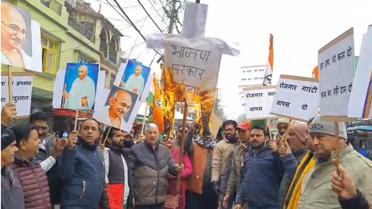 रामनगर में मनरेगा के नाम पर सियासी जंग, सड़कों पर उतरी कांग्रेस, भाजपा सरकार का पुतला दहन