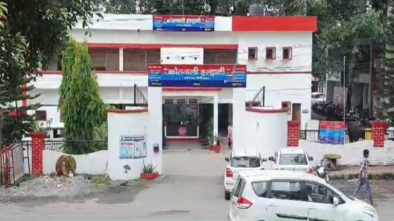 रामपुर रोड स्थित दोपहिया शोरूम में चोरी, तीन स्कूटी और