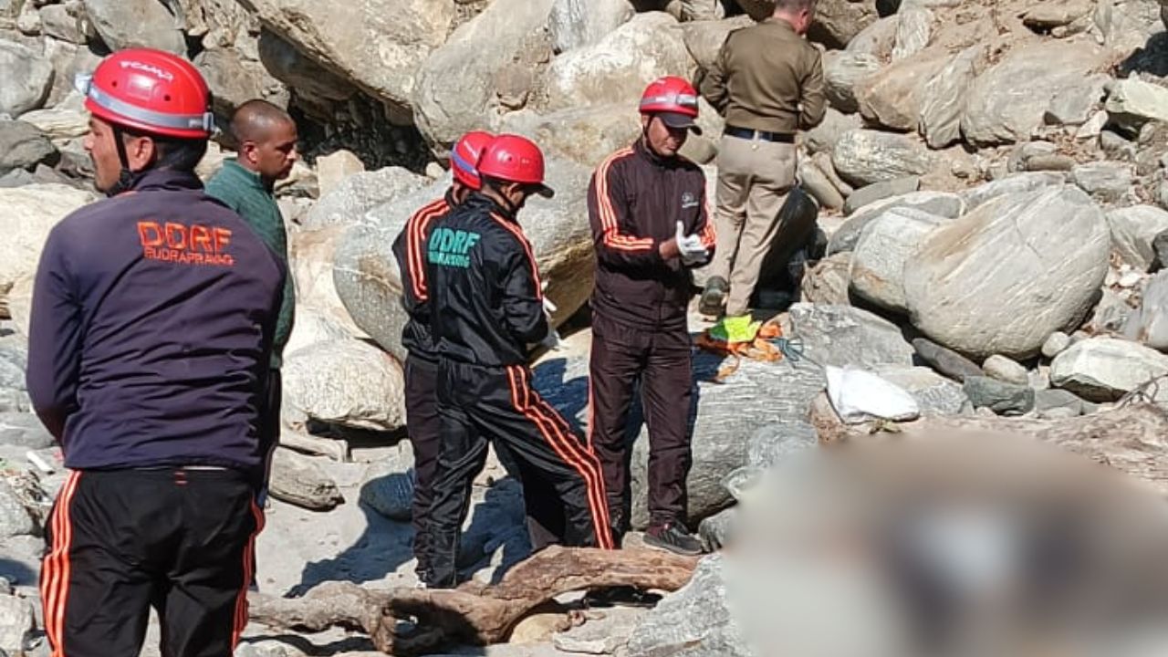 रुद्रप्रयाग में शॉकिंग हादसा: 50 मीटर गहरी खाई में गिरी बाइक, DDRF ने किया रेस्क्यू