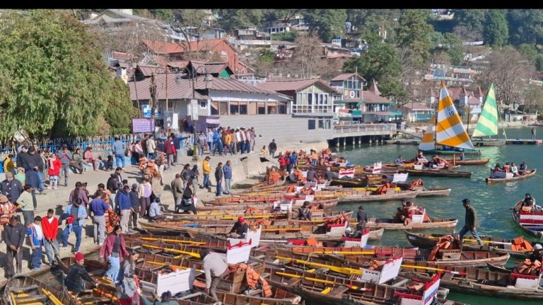 वीकेंड पर पर्यटकों से गुलजार हुई सरोवर नगरी, सड़कों पर बना ट्रैफिक का दबाव