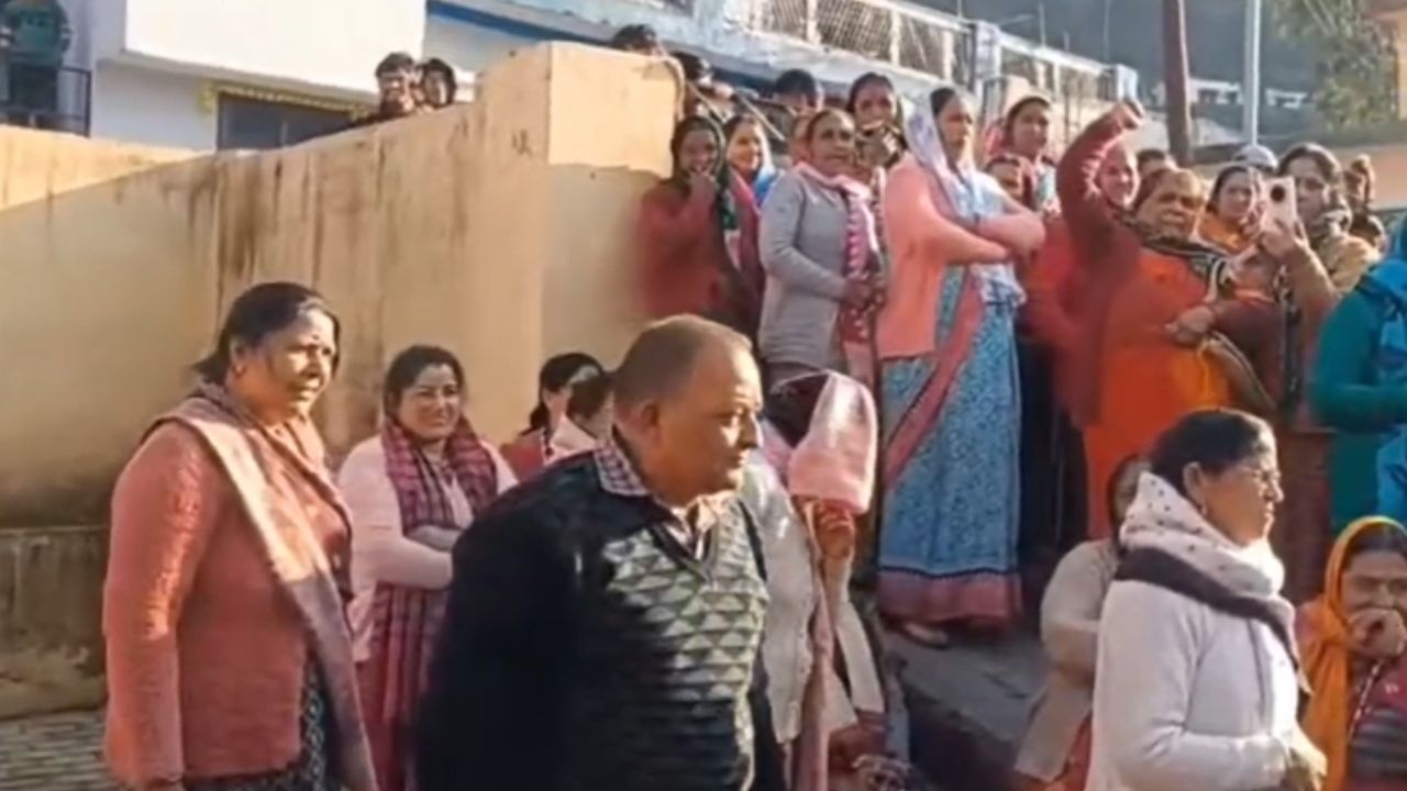 स्थानीय लोग बोले ‘नो स्टेडियम’, विधायक को दो घंटे तक घेरा; अगस्त्यमुनि में तनाव चरम पर