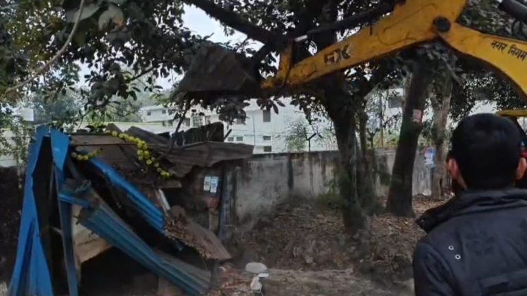 हल्द्वानी में सड़क किनारे अवैध कब्जे पर चला बुलडोजर, प्रशासन