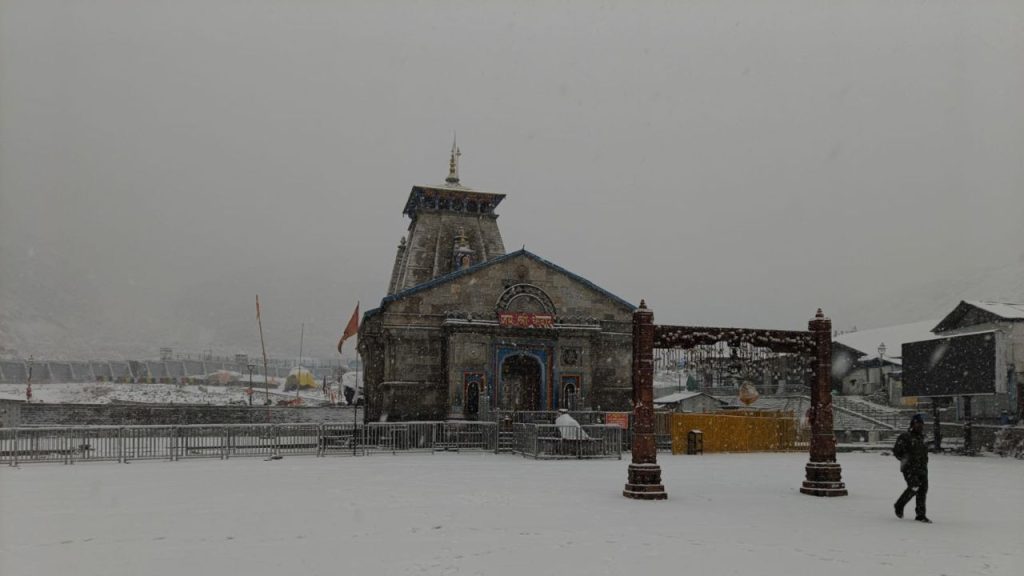 उत्तराखंड में अचानक बदला मौसम, पहाड़ों पर बर्फबारी और मैदानी इलाकों में बारिश ने मचाई खुशी