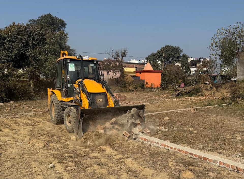 एमडीडीए की अवैध निर्माण व प्लॉटिंग पर सख्त कार्रवाई लगातार जारी, हरभजवाला और मेहुवाला माफी क्षेत्र में अवैध प्लॉटिंग ध्वस्त