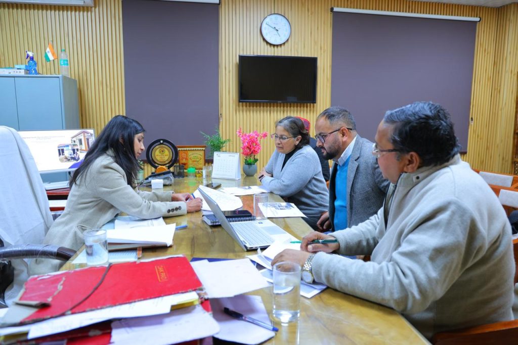 जनपद में सुदृढ़ स्वास्थ्य सेवाओं के लिए जिलाधिकारी ने की व्यापक समीक्षा