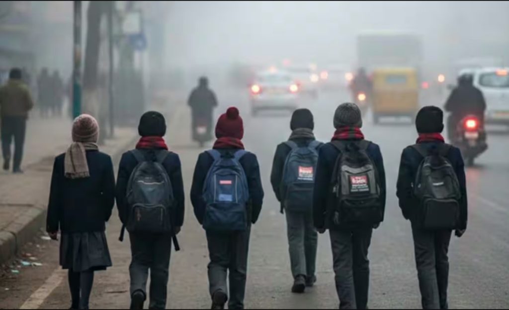 ठंड को देखते हुए देहरादून में स्कूलों के समय में बदलाव, 31 जनवरी तक सुबह 8:30 बजे के बाद खुलेंगे स्कूल