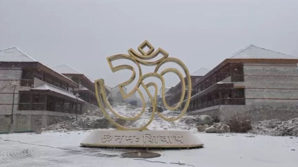 नए साल के दूसरे दिन केदारनाथ धाम ने ओढ़ी बर्फ की चादर, श्रद्धालुओं के लिए बढ़ी मुश्किलें