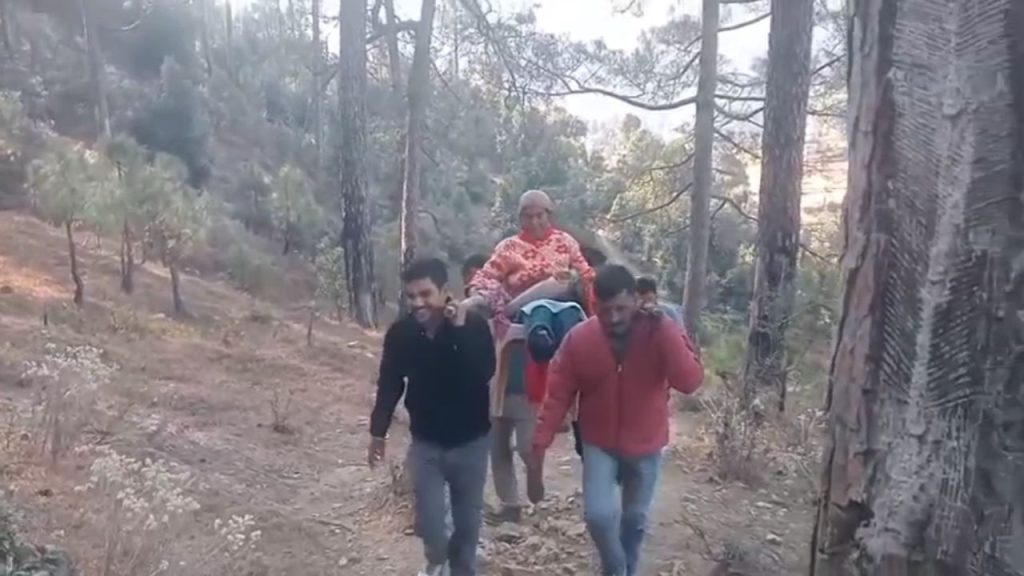 नैनीताल के महतोली गांव में बुनियादी सुविधाओं की कड़वी हकीकत, डिजिटल इंडिया की चमक भी नहीं