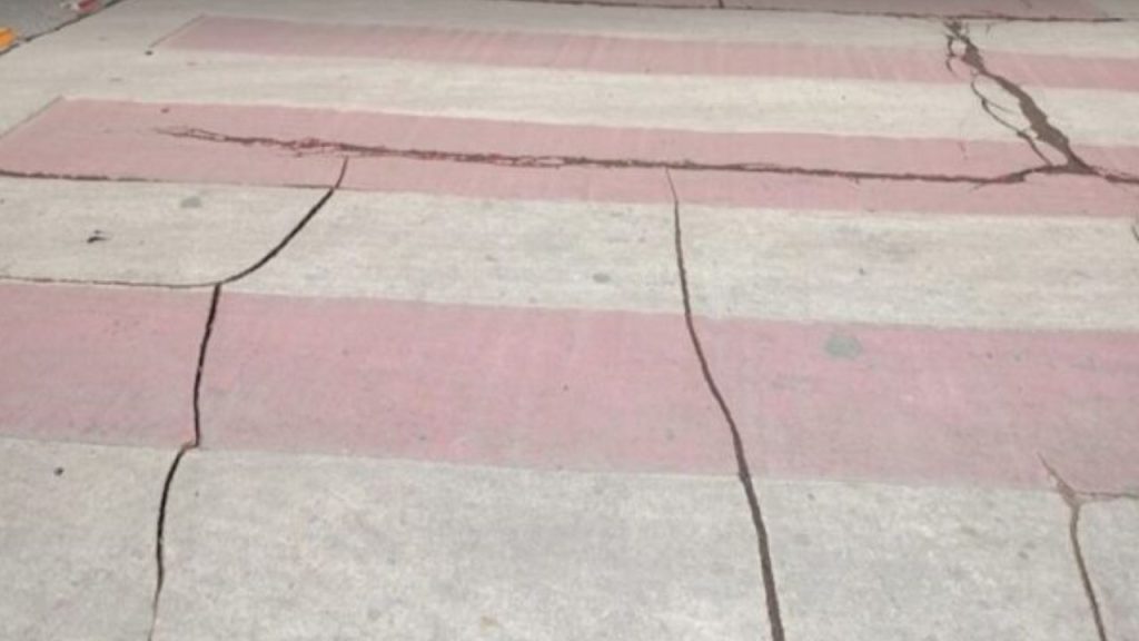 नैनीताल में मानसून से पहले चेतावनी: सरोवर नगरी पर मंडराया भूस्खलन का साया, सड़क पर उभरी नई दरारें