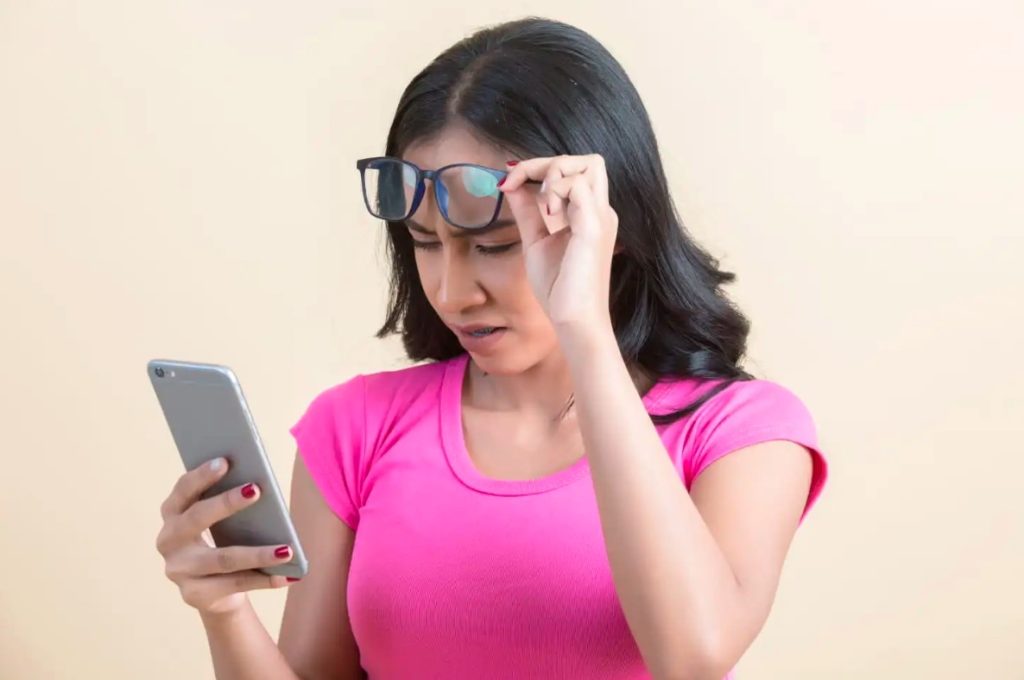 बढ़ता स्क्रीन टाइम आंखों की सेहत पर डाल रहा बुरा असर, वक़्त रहते हो जाएं सावधान