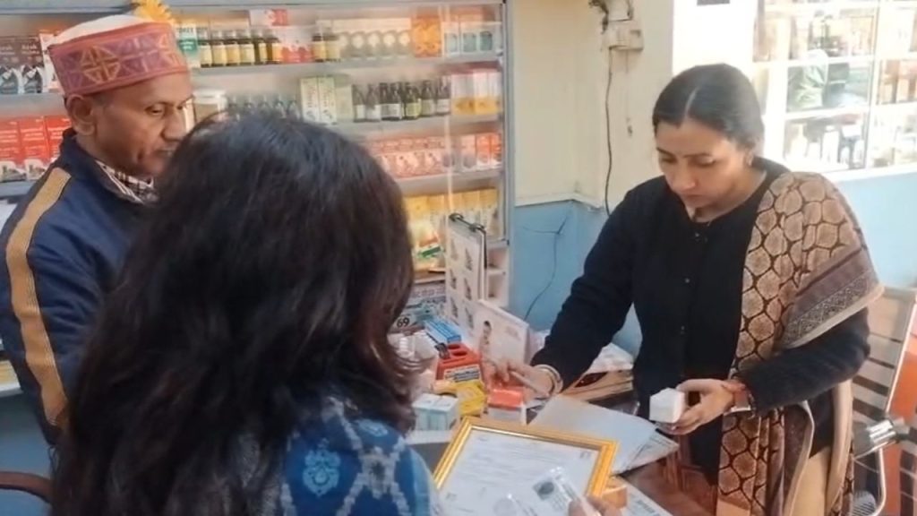 रामनगर में अचानक हुई झोलाछाप डॉक्टरों पर कार्रवाई, कई क्लीनिक बंद, तीन पर प्रशासन का सख्त एक्शन