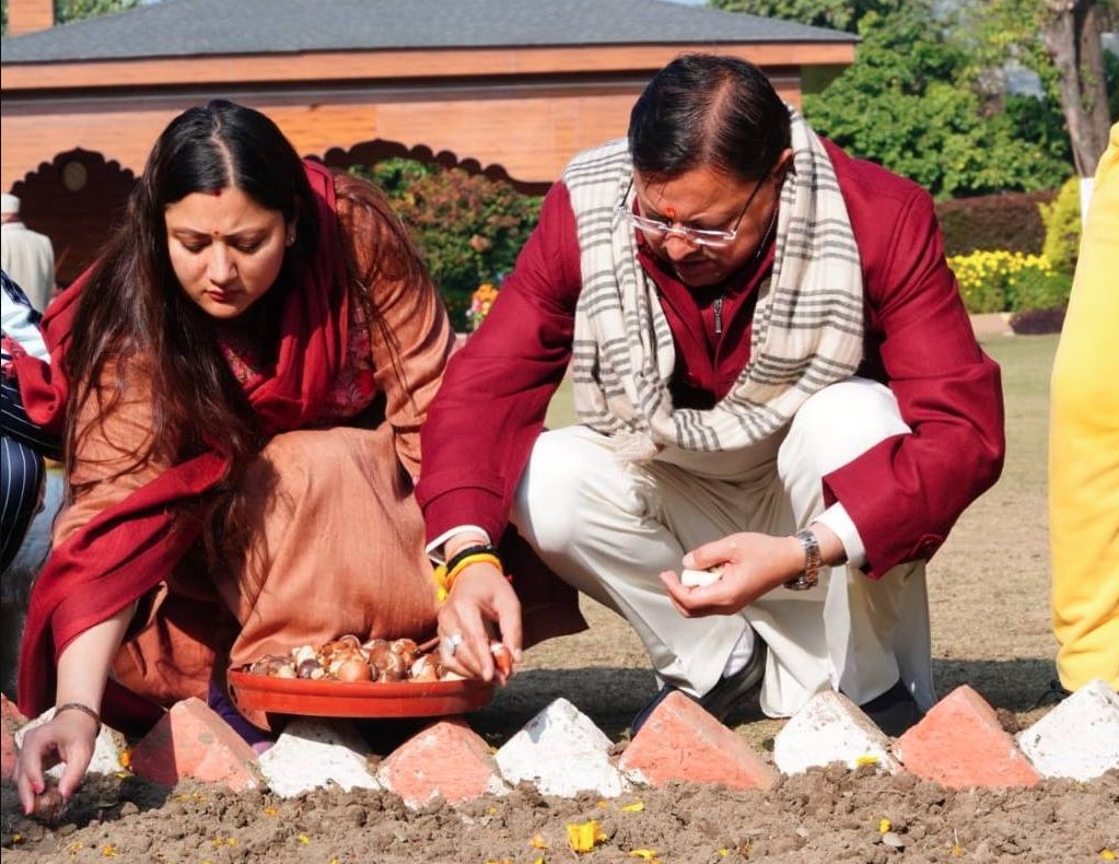 सीएम धामी ने शासकीय आवास में लगाए ट्यूलिप बल्ब, पुष्प खेती को बताया स्वरोजगार का मजबूत जरिया