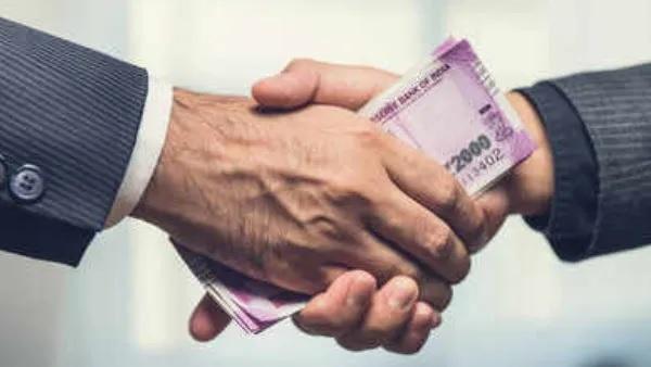 50 हजार की रिश्वत मे जिला पूर्ति अधिकारी सहित दो