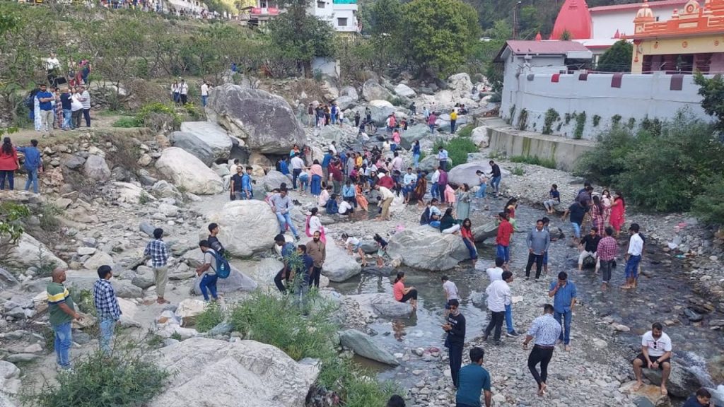 Baba Neem Karoli Maharaj: Kainchi Dham में आस्था की बाढ़, हर दिन बढ़ रहा श्रद्धालुओं का सैलाब