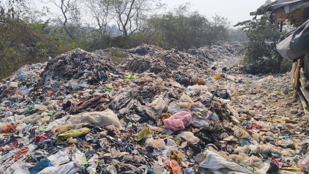 Dehradun: डोईवाला में नदी किनारे बना कूड़े का पहाड़, गंभीर बीमारियों को दे रहा न्यौता