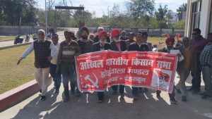 Dehradun: डोईवाला में किसानों ने तहसील मुख्यालय में किया प्रदर्शन, रखी ये मांग