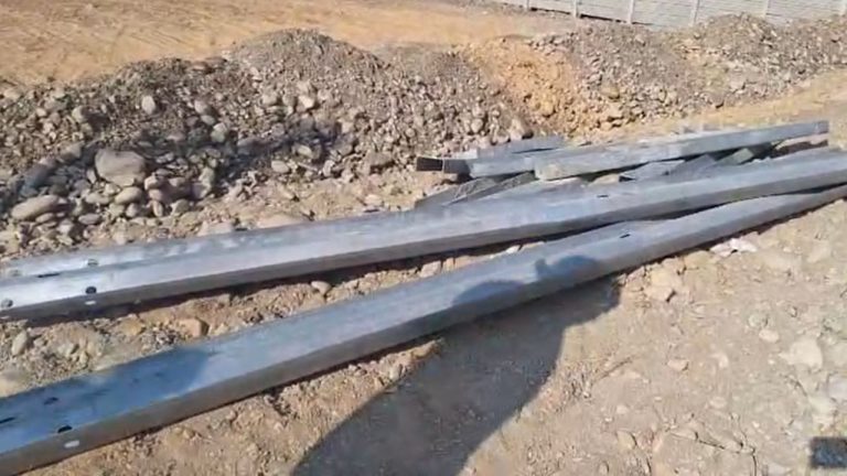 Dehradun: विकास नगर में सड़क किनारे लगी PWD की बैरिकेडिंग को हटाया, मचा हंगामा