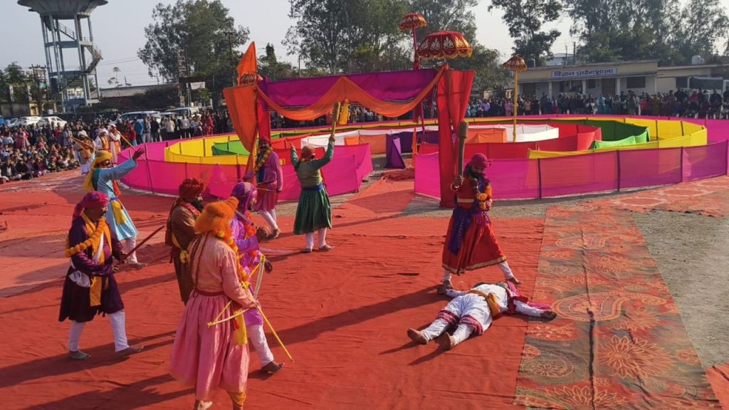 Doiwala News: गढ़वाली संवादों में सजी ‘चक्रव्यूह’ की गाथा, मंचन देख भावविभोर हुए दर्शक