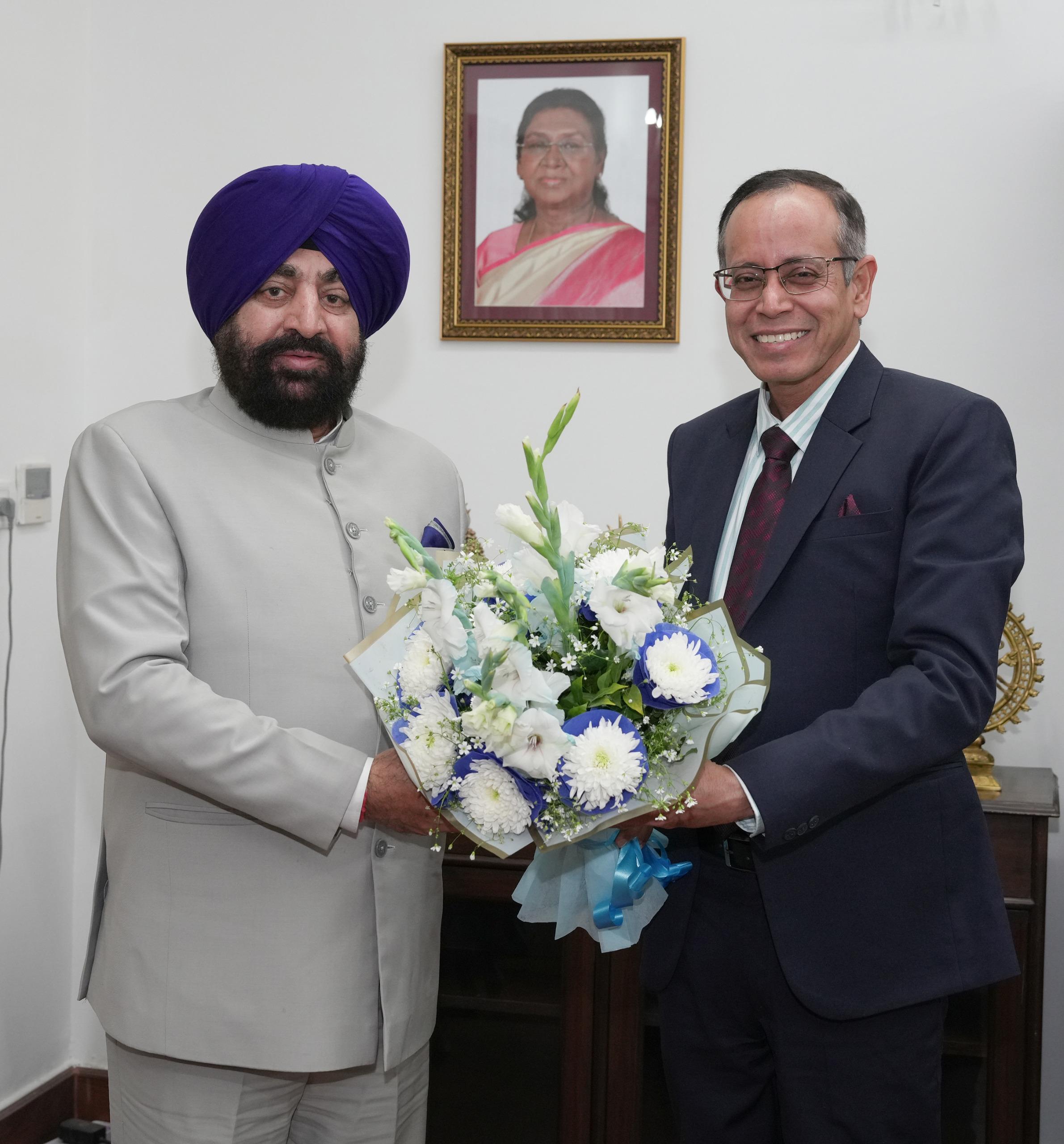 Gov briefed on achievements of IIM Kashipur