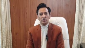 Kumaon: धार्मिक स्थलों में बढ़ रही श्रद्धालुओं की भीड़, कमिश्नर ने जारी किए कड़े निर्देश