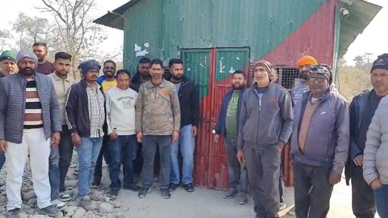 Ramngar News: कठिया पुल खनन गेट पर ट्रांसपोर्टरों का हंगामा, 10 टायरा वाहनों के विरोध में निकासी ठप, पढ़ें पूरा मामला