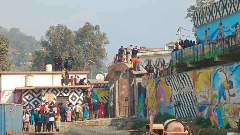 Rudraprayag: अगस्त्यमुनि में मुनि महाराज की डोली को लेकर हंगामा, स्थानीयों ने तोड़ा गेट