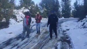 Rudraprayag: बर्फबारी के कारण कई सड़कें बाधित, आवाजाही सुचारु करने में जुटी ITBP, पर्यटक बढ़े