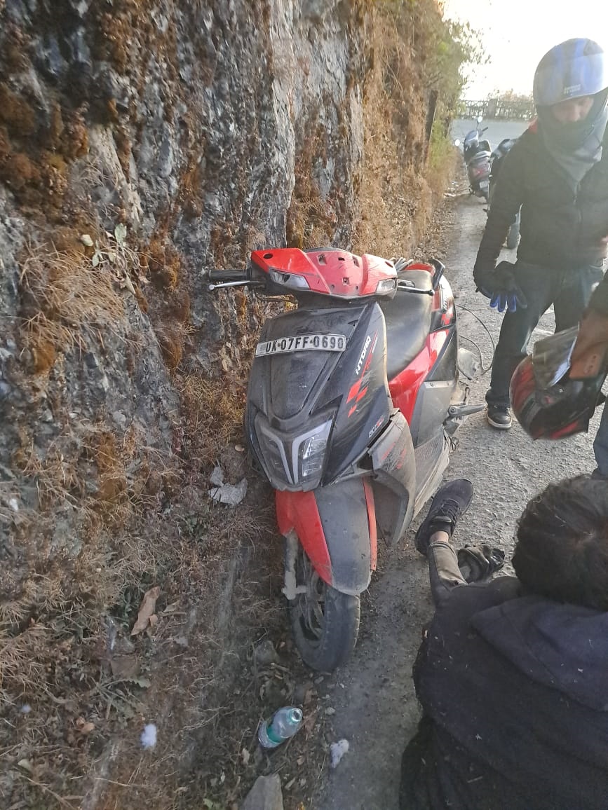 Scooter, Car collide on Mussoorie Road, 2 injured