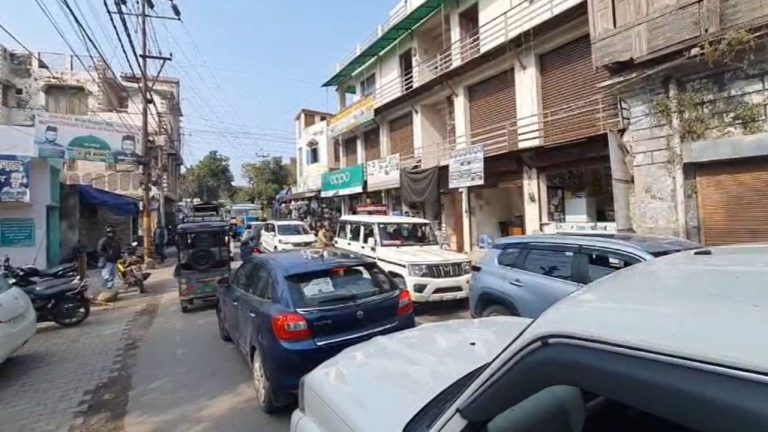 Uttarakhand Holiday Crowd: वीकेंड और बर्फबारी ने बढ़ाई रामनगर की सड़कों पर भीड़, घंटों जाम में फंसे रहे लोग