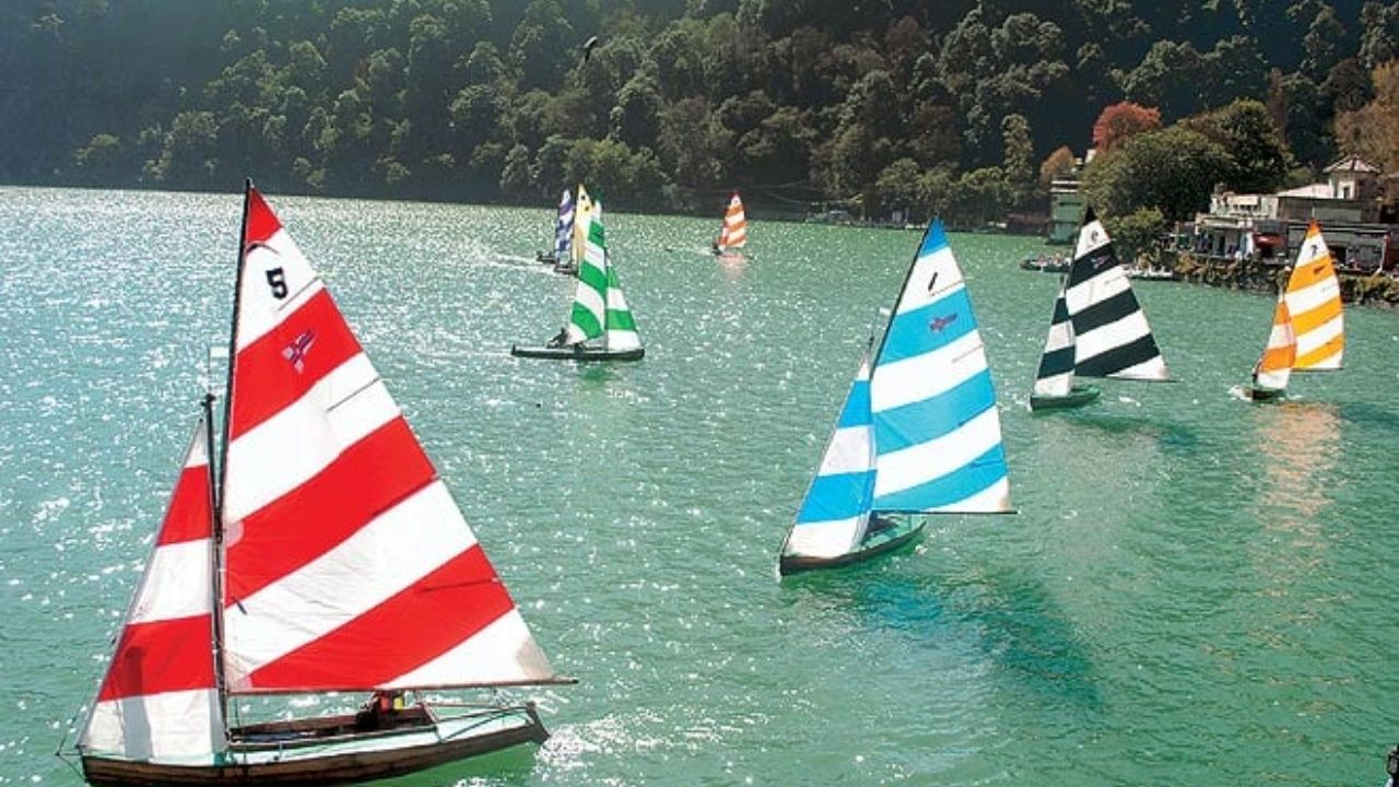 Uttarakhand Tourism: नैनीताल आए तो जरूर करें चप्पू नाव में बोटिंग, रोमांच और दृश्य अनुभव दोनों मजेदार