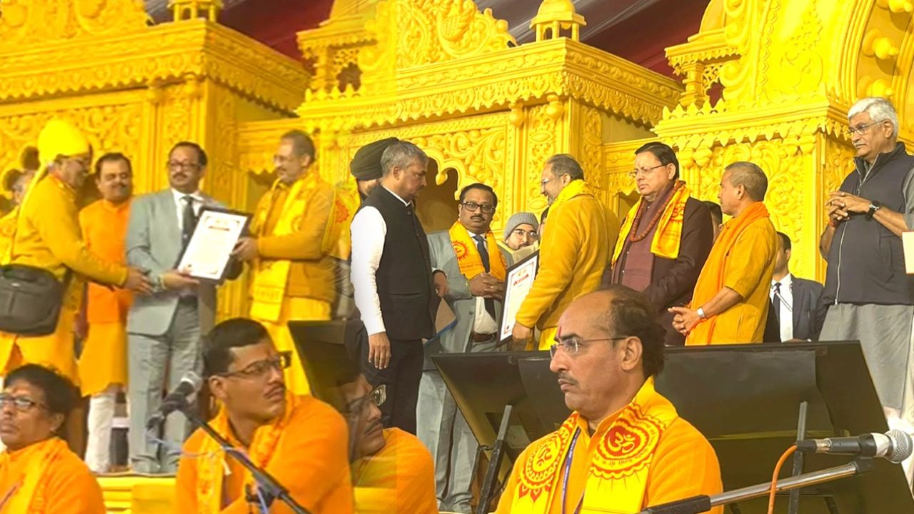 अखिल भारतीय गायत्री परिवार के शताब्दी समारोह में वरिष्ठ पत्रकार मनोज टिबड़ेवाल आकाश का सम्मान