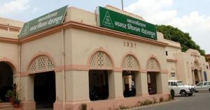 आउटसोर्स कर्मियों की छंटनी पर नगर निगम में घमासान, 56