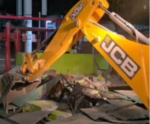 आधी रात अवैध मजार पर चला बुलडोजर, देहरादून में सरकारी