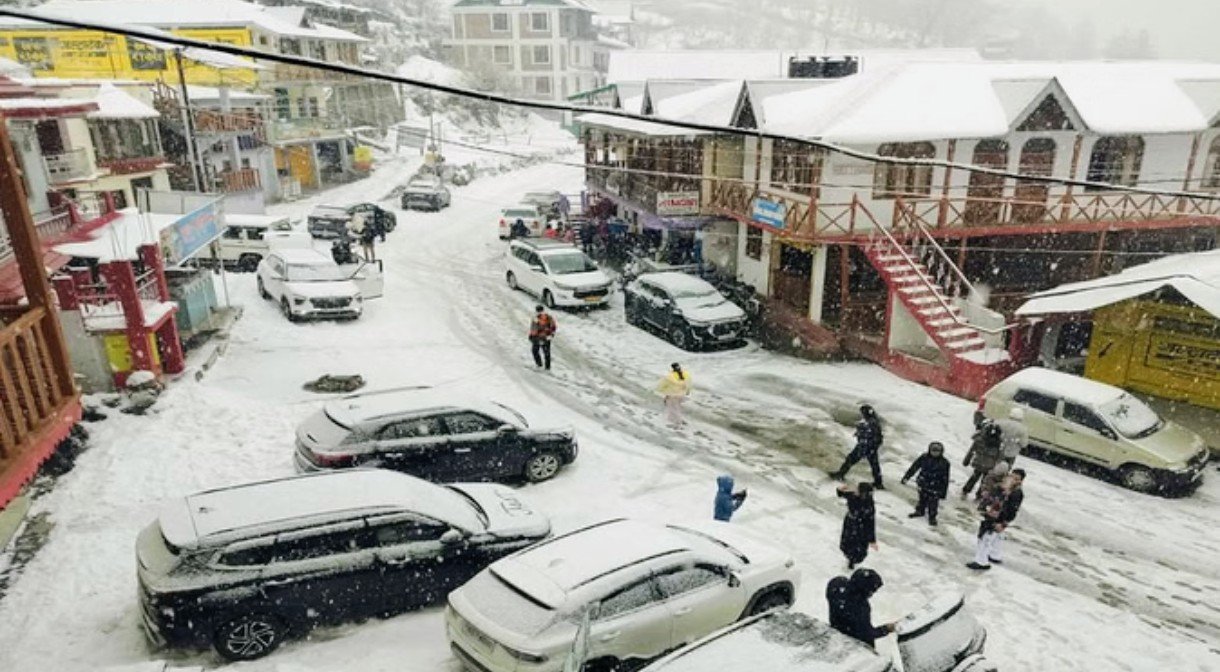 उत्तराखंड मे हल्की बारिश-बर्फबारी के आसार, बर्फबारी से 31 सड़कें