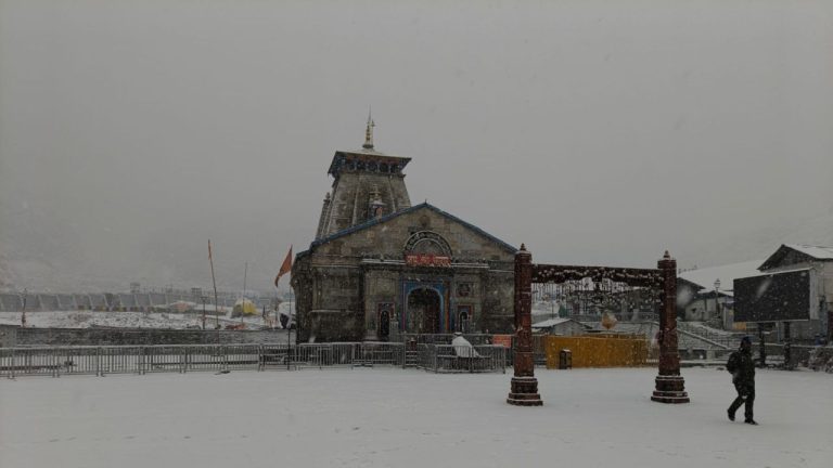 उत्तराखंड में अचानक बदला मौसम, पहाड़ों पर बर्फबारी और मैदानी इलाकों में बारिश ने मचाई खुशी