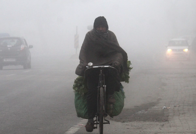 उत्तराखंड में घुप कोहरा और कड़ाके की सर्दी का डबल