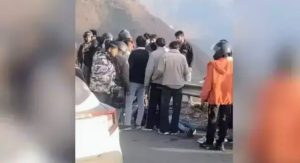 उत्तराखंड में बर्फबारी से बढ़ी पर्यटकों की भीड़; दो हादसों