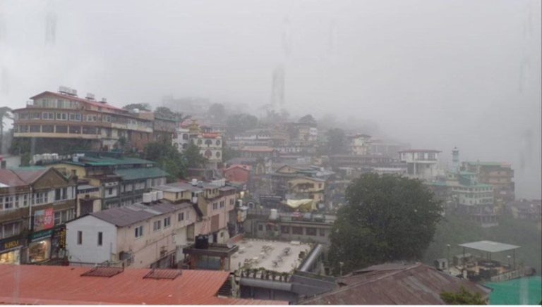 उत्तराखंड में मौसम का बदलाव,मैदानी जिलों में घना कोहरा,बर्फबारी का