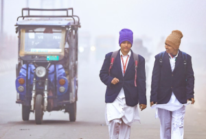 उत्तराखंड में हाड़ कंपाने वाली सर्दी का सितम, स्कूलों में