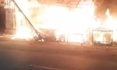 उत्तराखंड: हरिद्वार में लगी दुकानों में भीषण आग, काफी मशक्कत