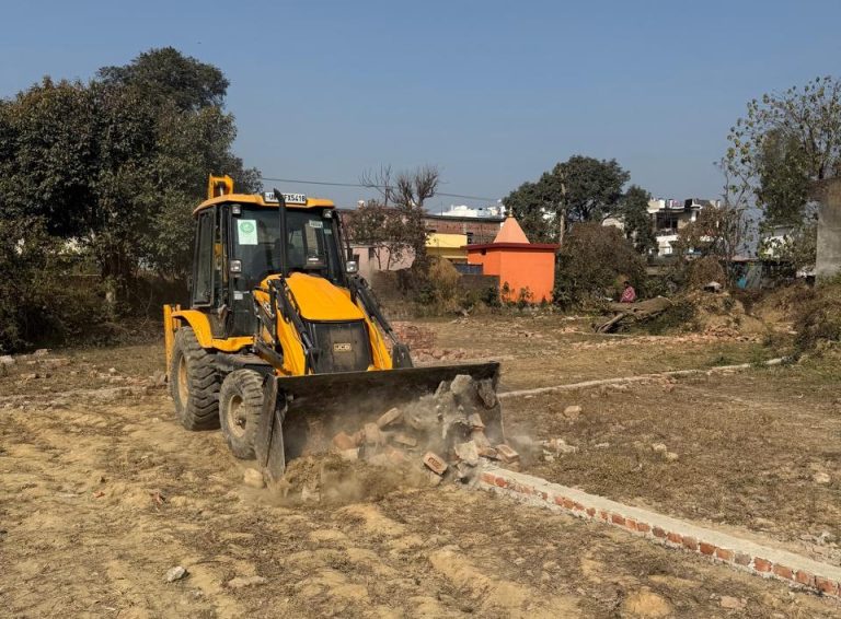 एमडीडीए की अवैध निर्माण व प्लॉटिंग पर सख्त कार्रवाई लगातार जारी, हरभजवाला और मेहुवाला माफी क्षेत्र में अवैध प्लॉटिंग ध्वस्त