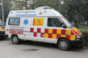 एम्बुलेंस खड़ी रही, सिस्टम सोता रहा, पहाड़ में इलाज के